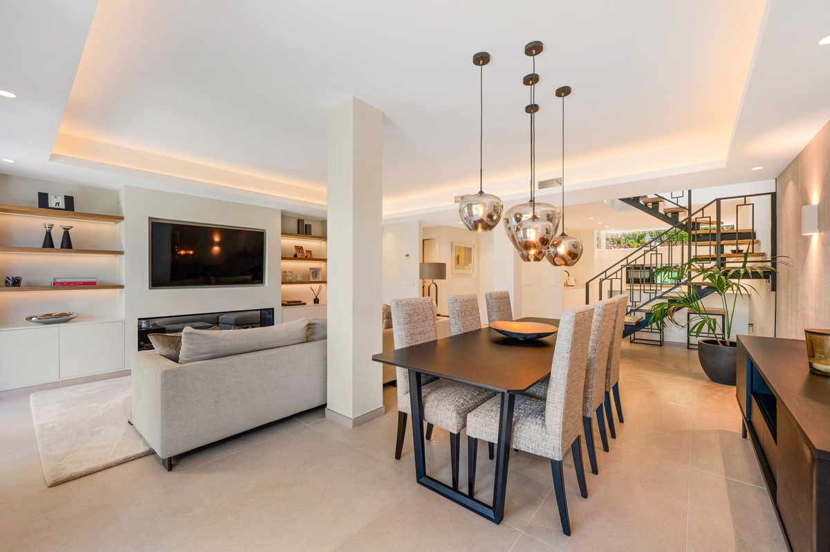 Casa Adosada de 3 Dormitorios en venta en La Quinta, Benahavís