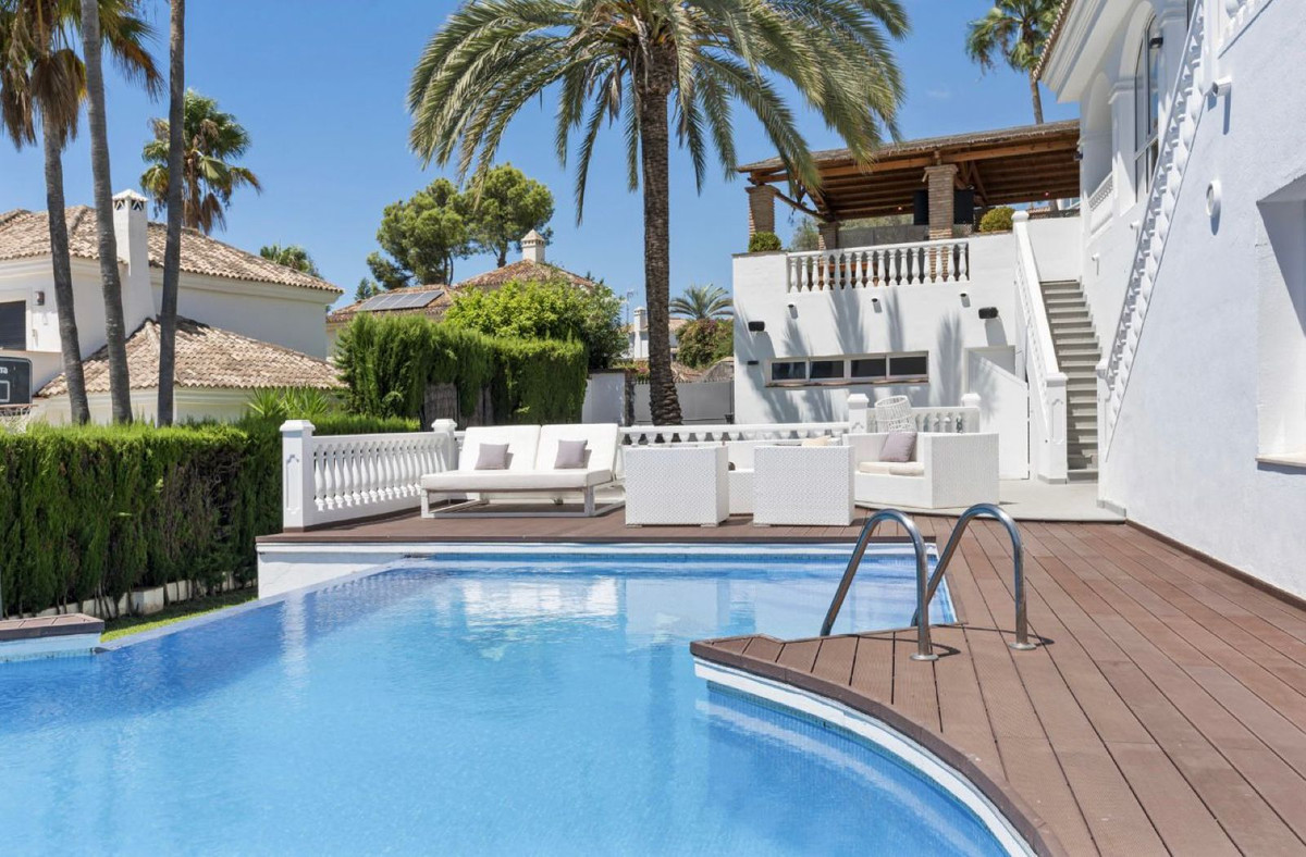 Casa de 5 Dormitorios en venta en Elviria, Marbella