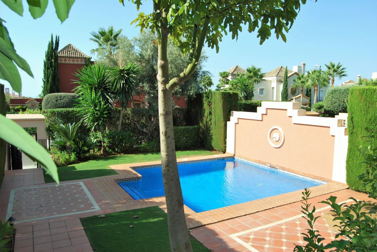 Casa Adosada de 4 Dormitorios en venta en Milla de Oro, Marbella
