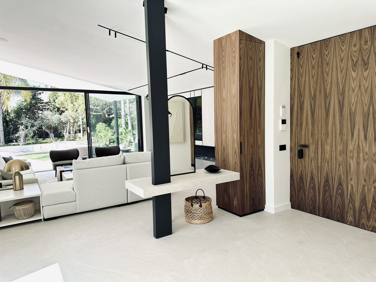 Casa de 5 Dormitorios y 5 Baños en venta en Las Chapas, Marbella