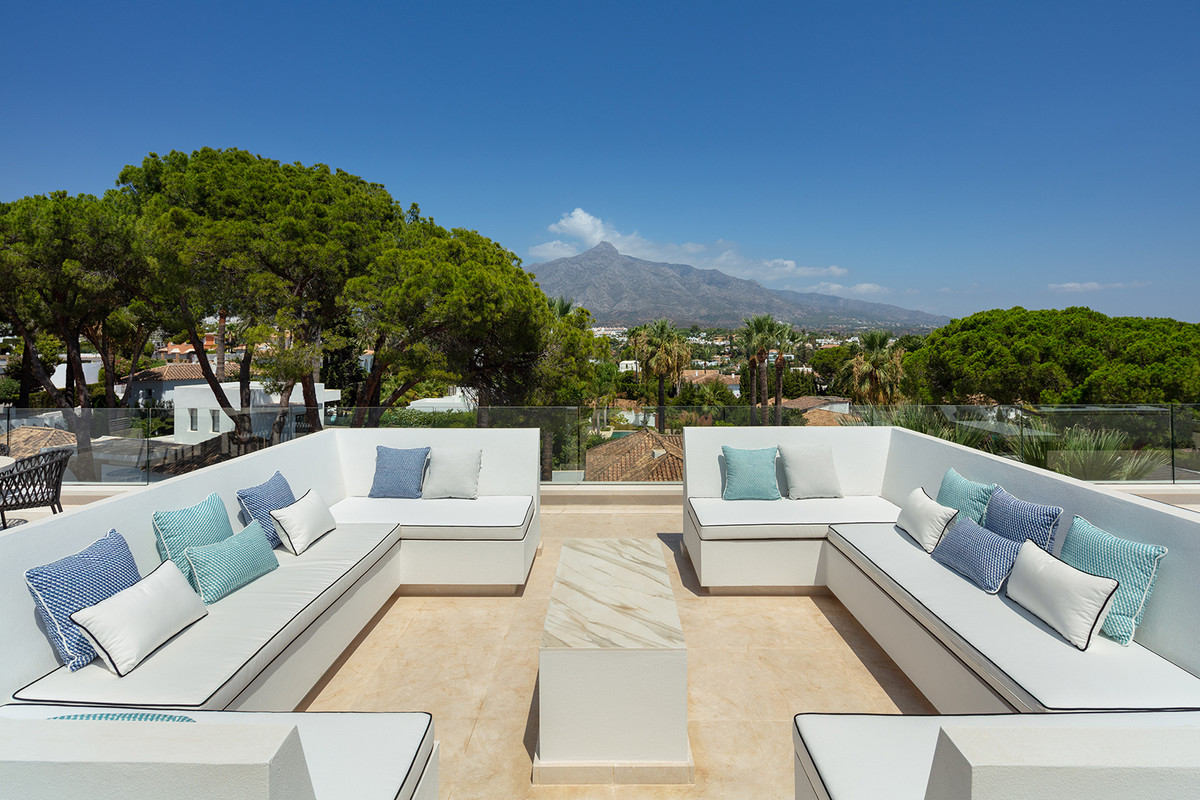 Casa de 5 Dormitorios y 5 Baños en venta en Nueva Andalucía, Marbella