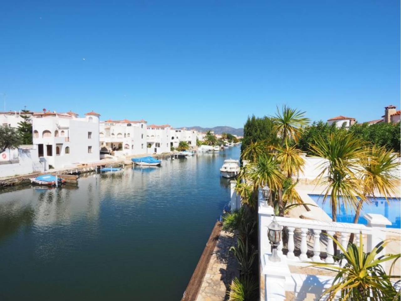 Casa Adosada de 3 Dormitorios en venta en Empuriabrava
