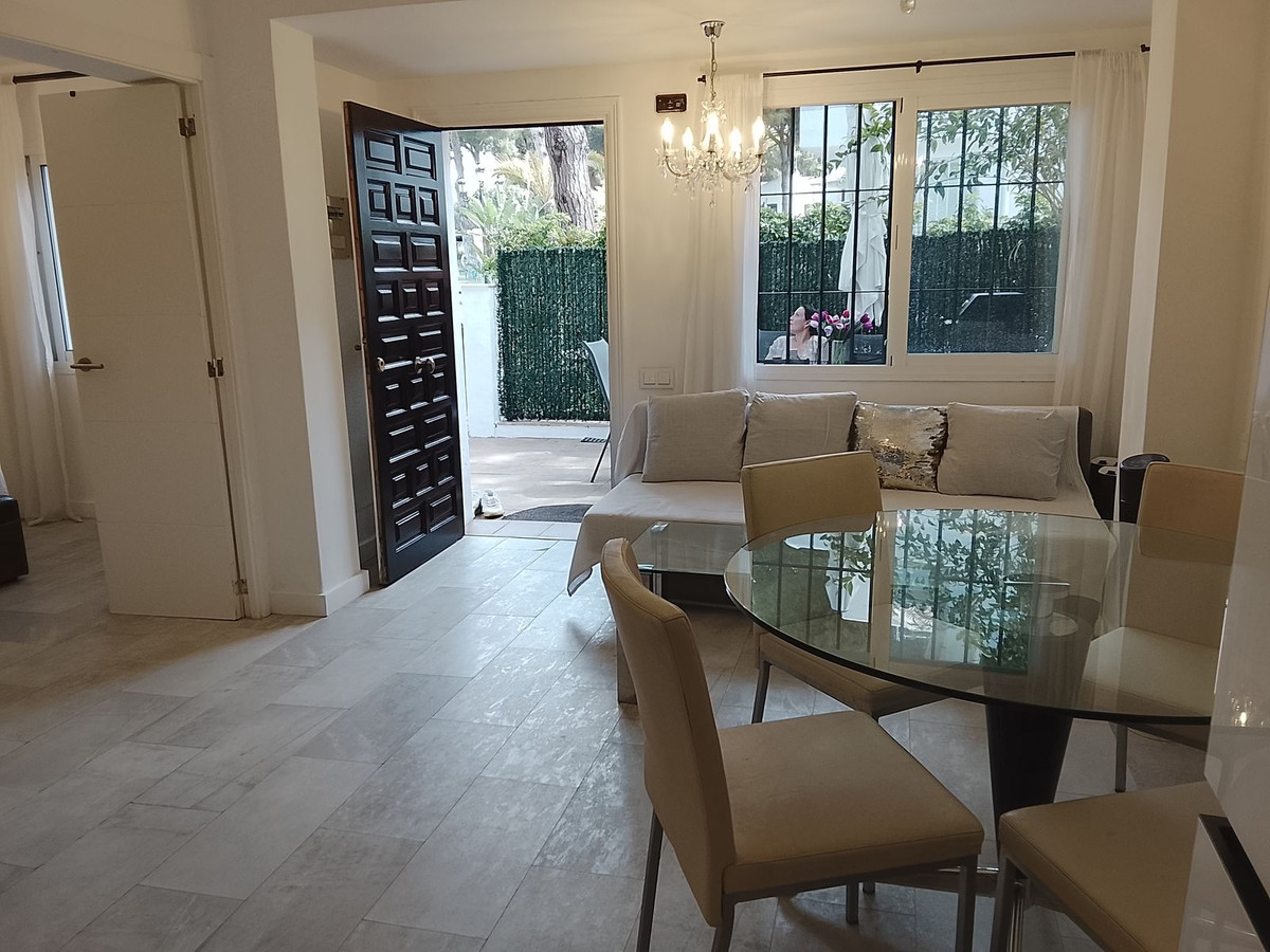 Piso de 2 Dormitorios y 1 Baño en venta en Nueva Milla de Oro, Estepona