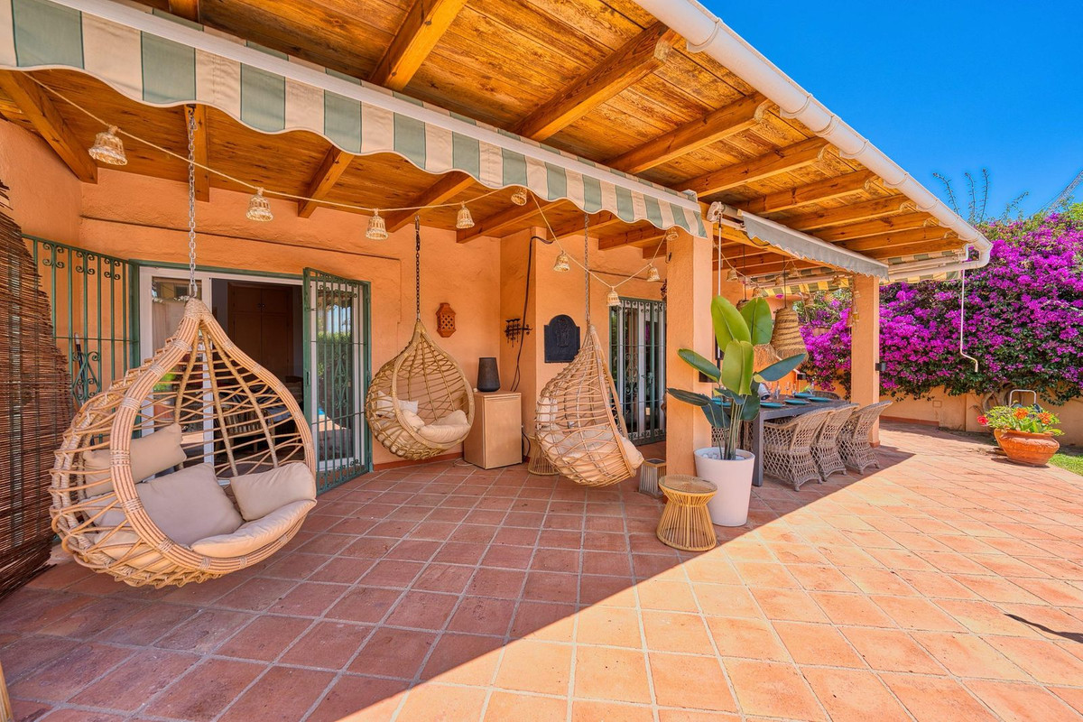 3 Bed, 2 Bath - Villa for Sale in El Rosario, Marbella