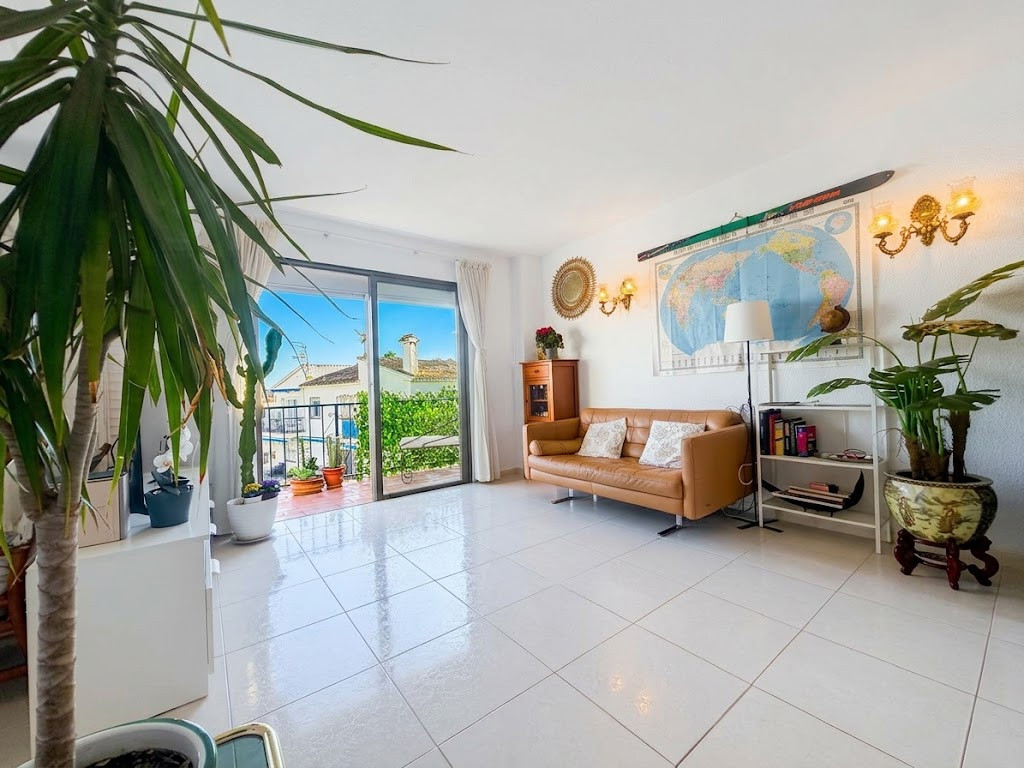 Piso de 2 Dormitorios en venta en El Faro, Mijas