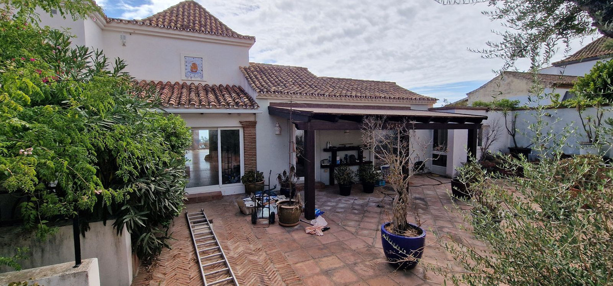 5 Bed, 6 Bath - Villa for Sale in Manilva