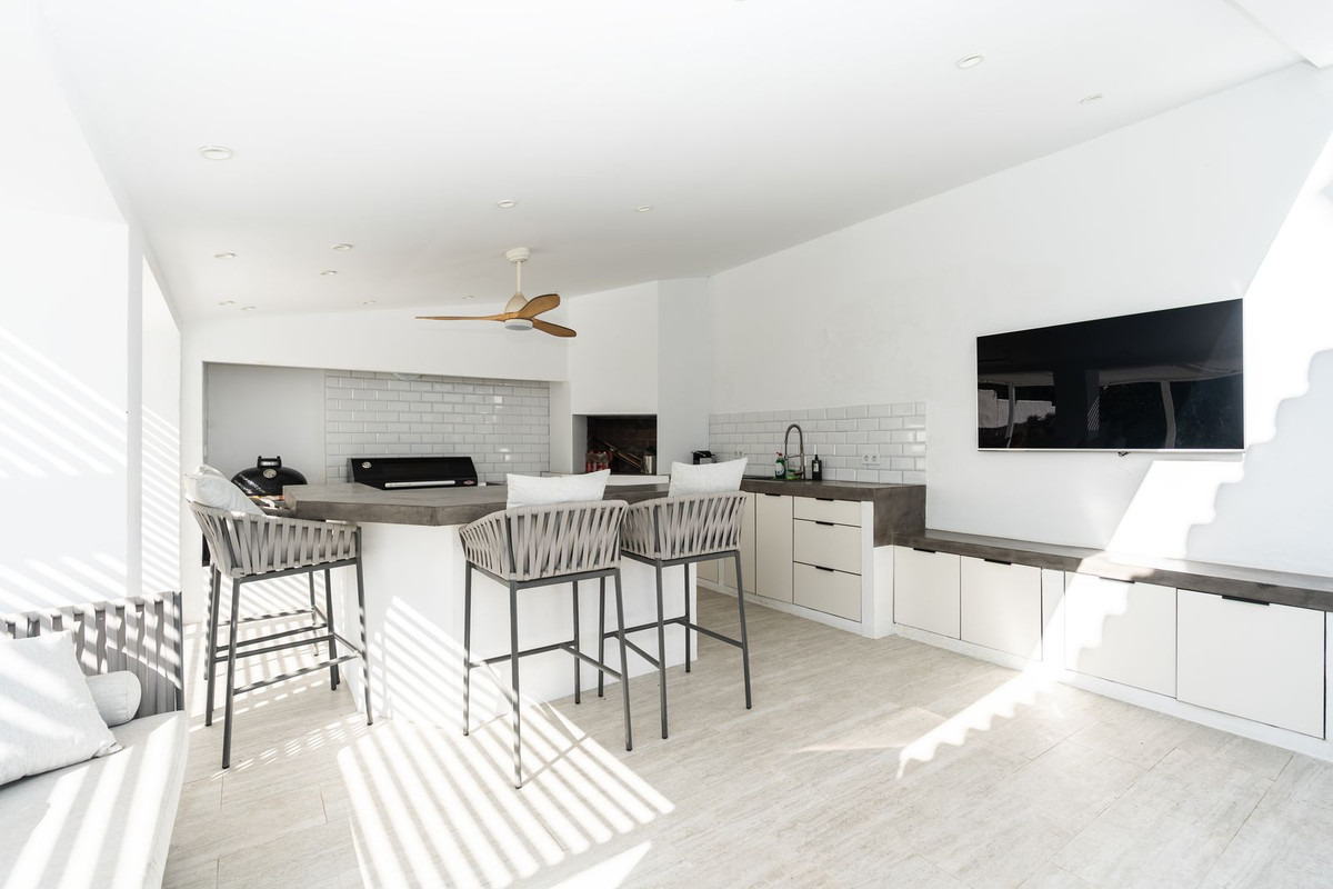 5 спални, 3 бани - Вила за продажба в El Paraiso, Estepona
