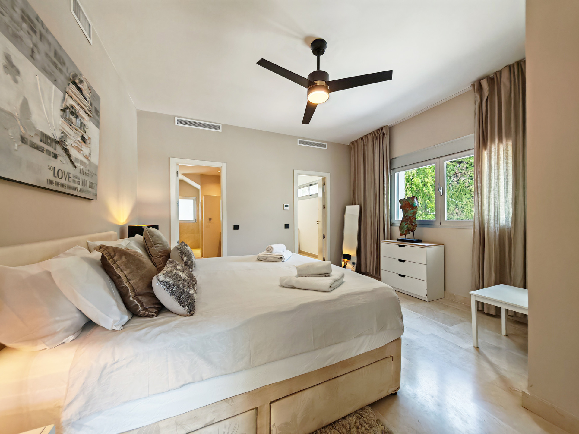 Casa de 3 Dormitorios y 4 Baños en venta en El Rosario, Marbella