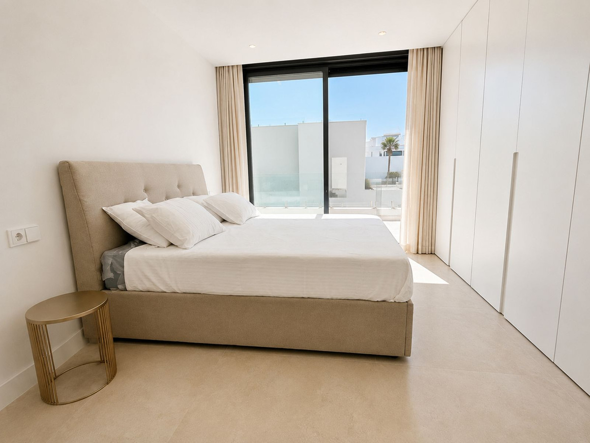 Casa de 5 Dormitorios y 6 Baños en venta en Atalaya, Estepona