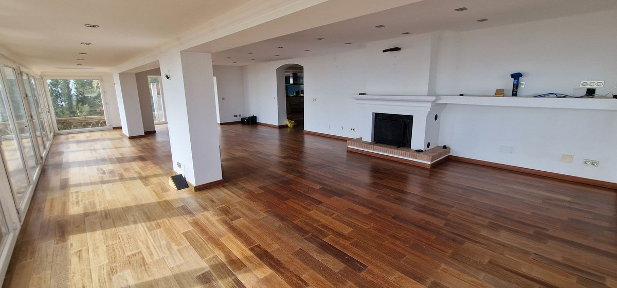 5 Bed, 6 Bath - Villa for Sale in Manilva