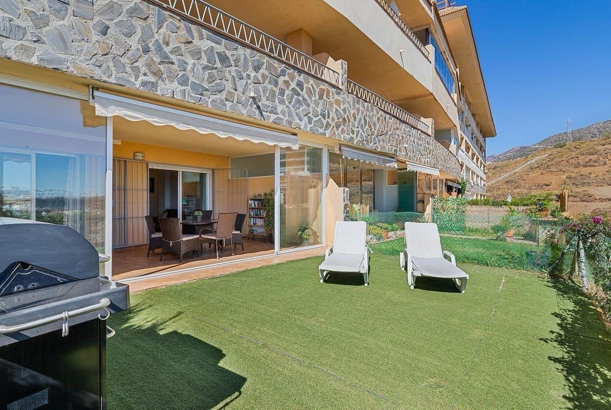 Piso de 2 Dormitorios y 2 Baños en venta en Carvajal, Fuengirola