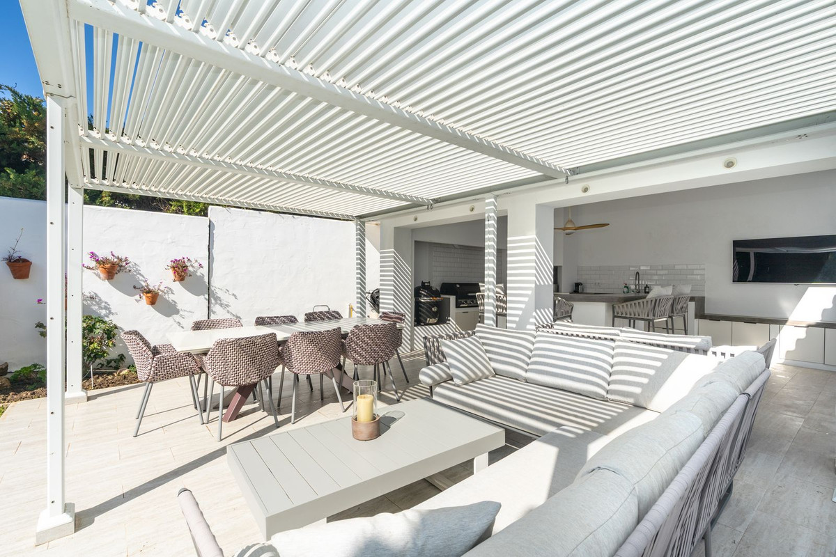5 спални, 3 бани - Вила за продажба в El Paraiso, Estepona