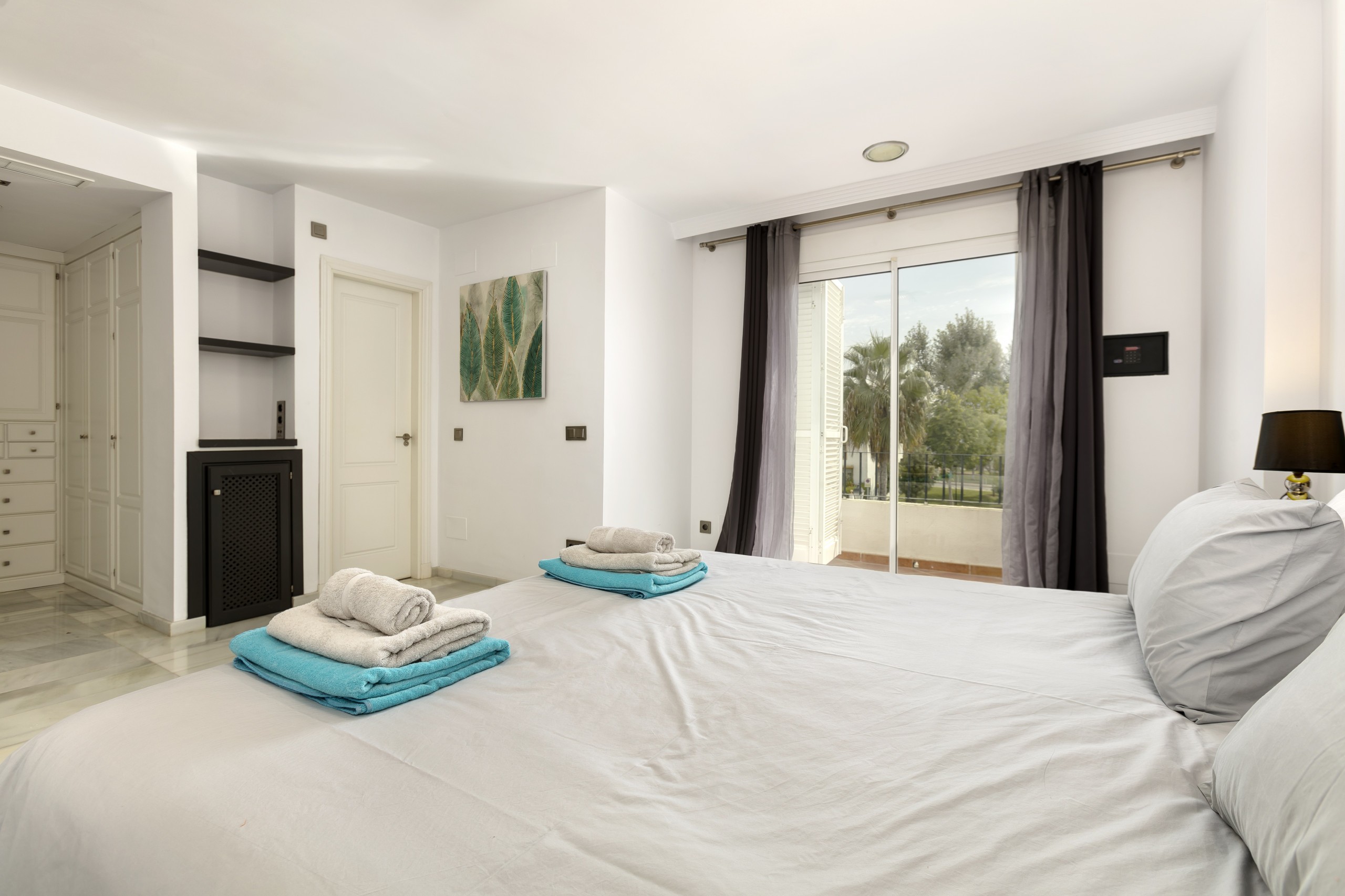 Casa Adosada de 5 Dormitorios y 4 Baños en venta en Milla de Oro, Marbella
