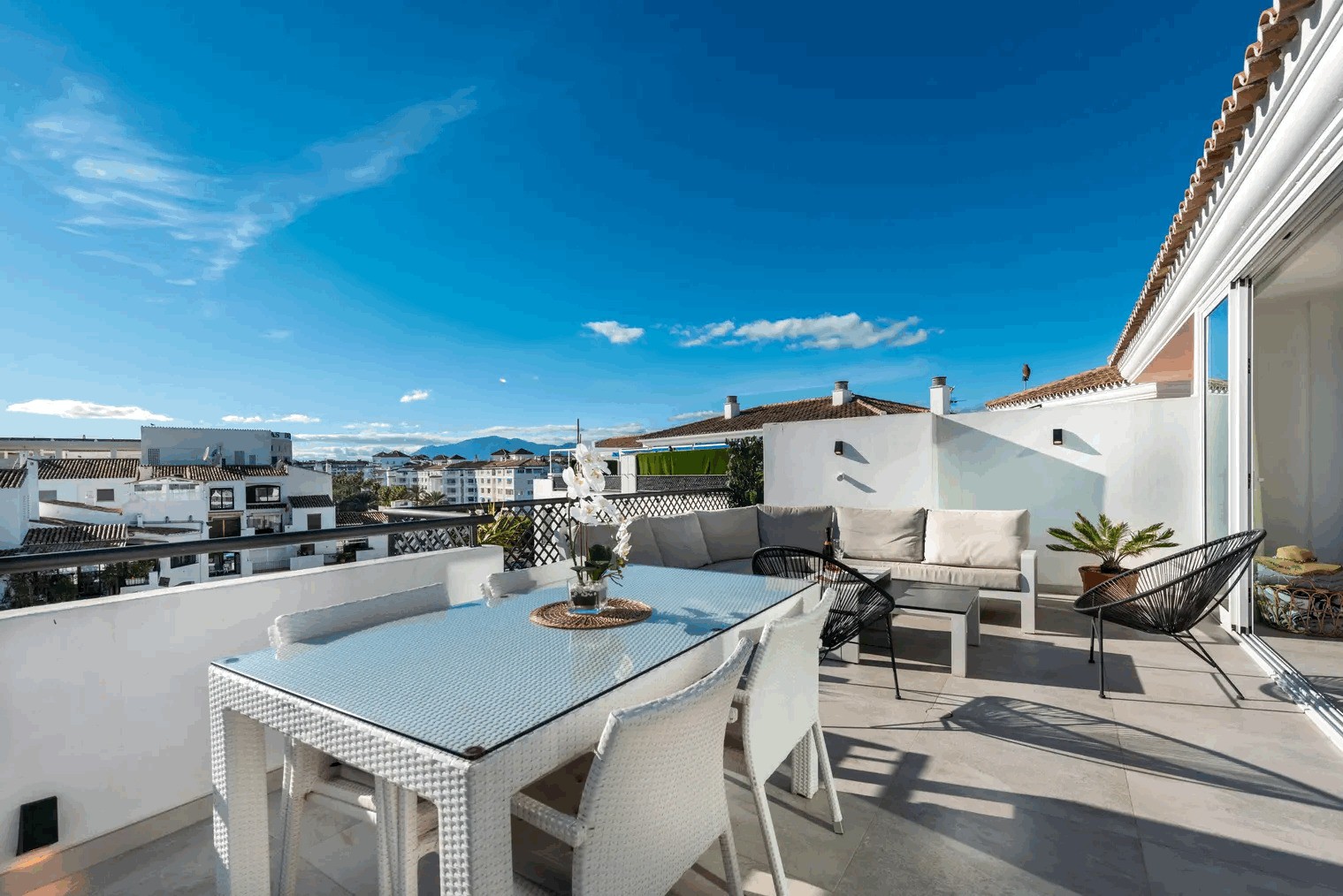 Ático de 4 Dormitorios y 3 Baños en venta en Puerto Banús, Marbella