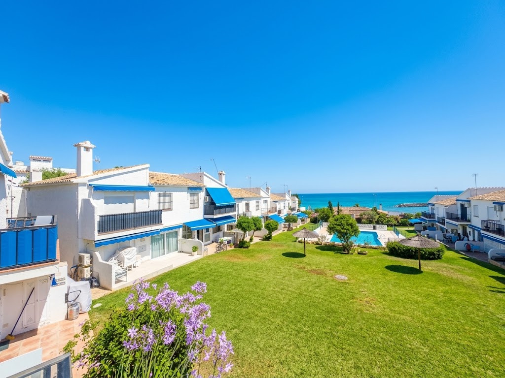 Piso de 2 Dormitorios en venta en El Faro, Mijas