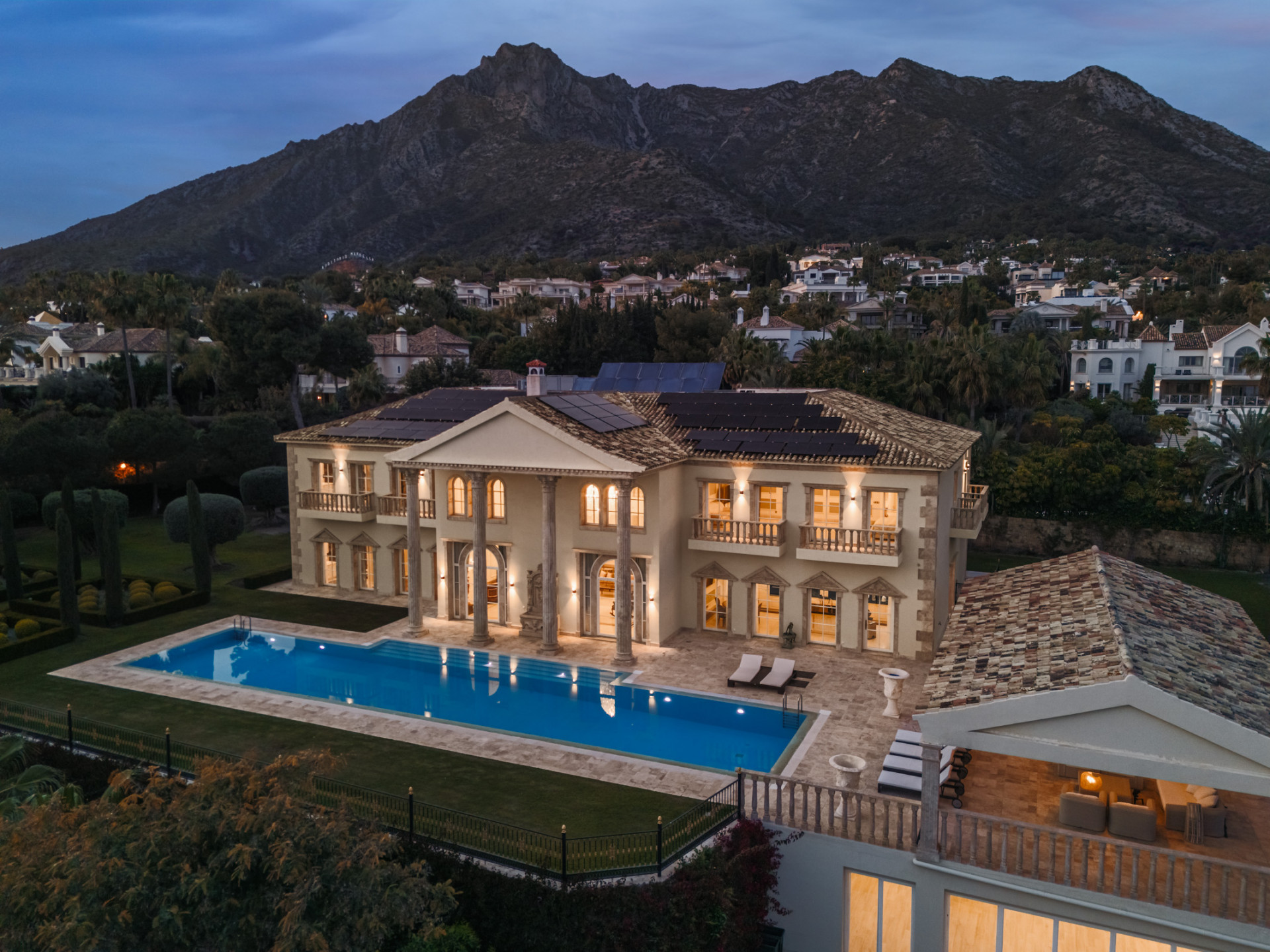 Casa de 7 Dormitorios y 7 Baños en venta en Sierra Blanca, Marbella