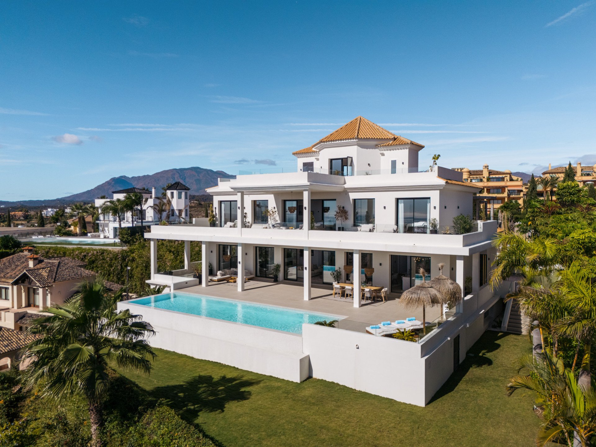 Casa de 8 Dormitorios y 9 Baños en venta en Los Flamingos, Benahavís