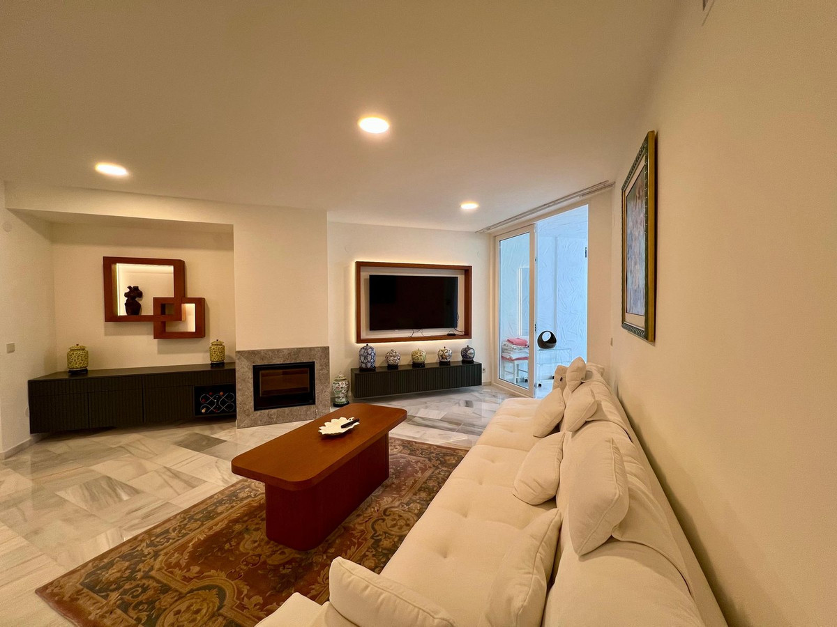 Piso de 3 Dormitorios y 2 Baños en venta en Milla de Oro, Marbella