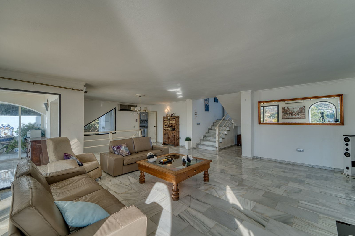4 Bed, 3 Bath - Villa for Sale in Nueva Andalucia, Marbella