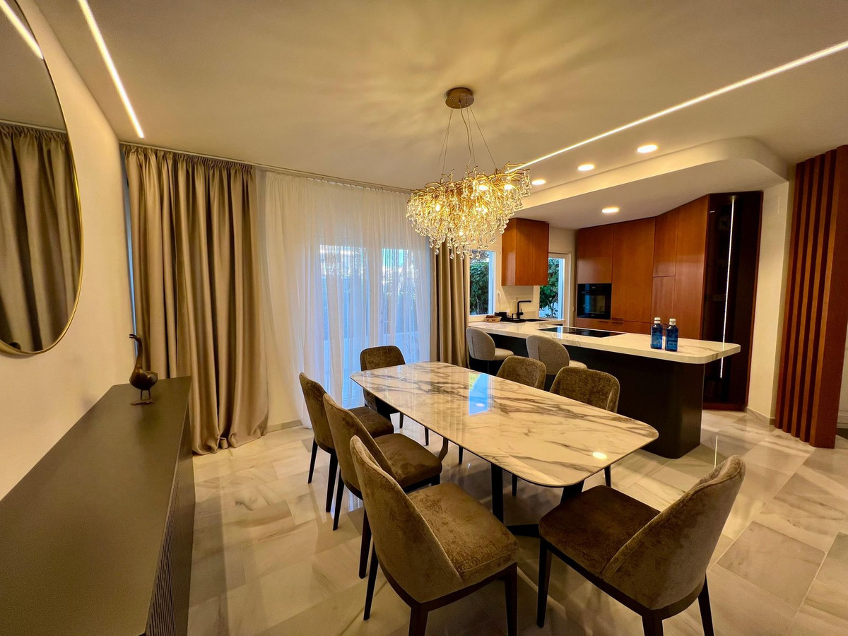 Piso de 3 Dormitorios y 2 Baños en venta en Milla de Oro, Marbella