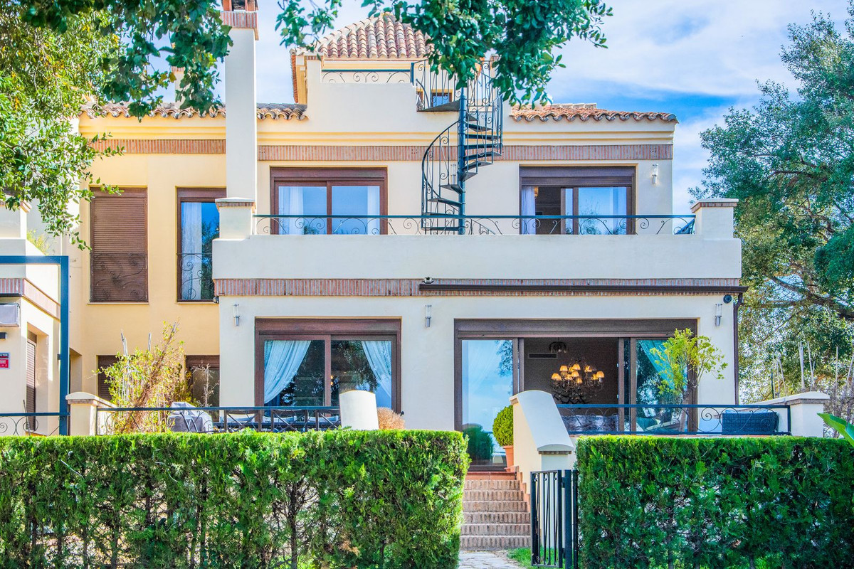 Casa de 5 Dormitorios y 5 Baños en venta en La Mairena, Marbella