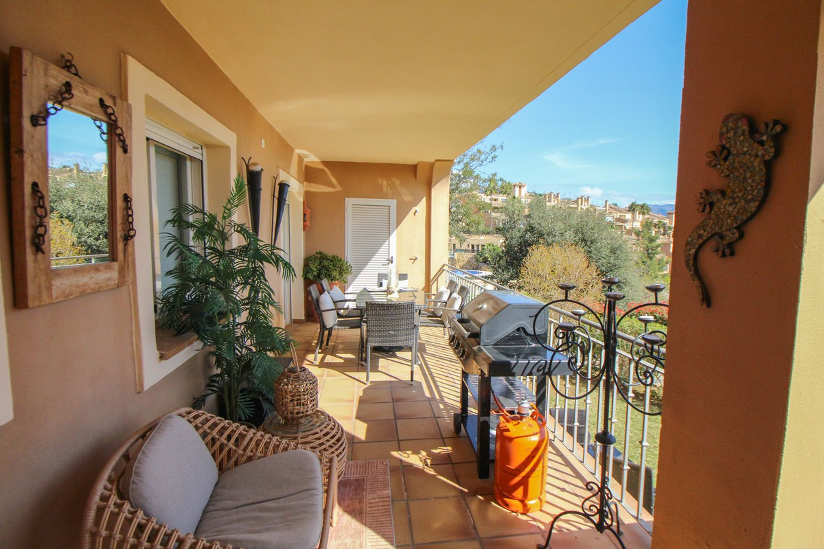 Piso de 2 Dormitorios y 2 Baños en venta en Elviria, Marbella