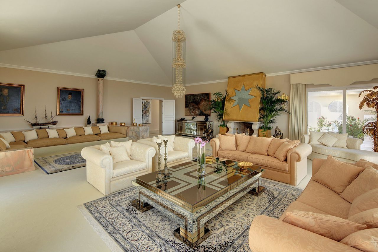 Casa de 10 Dormitorios y 10 Baños en venta en Río Real, Marbella