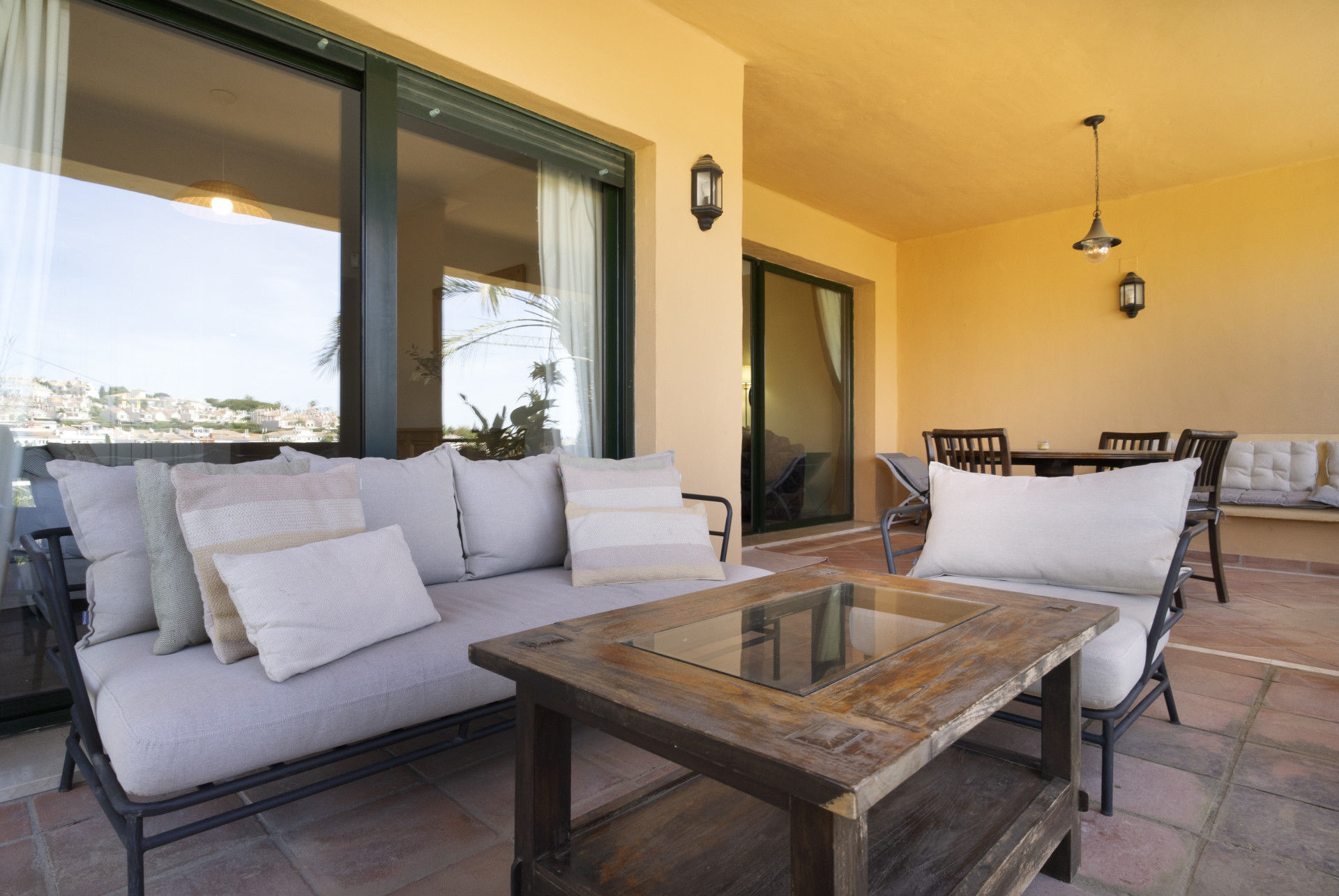 Piso de 2 Dormitorios en venta en El Paraíso, Estepona