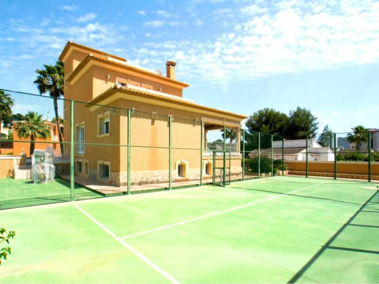 Casa Adosada de 8 Dormitorios y 6 Baños en venta en Calp