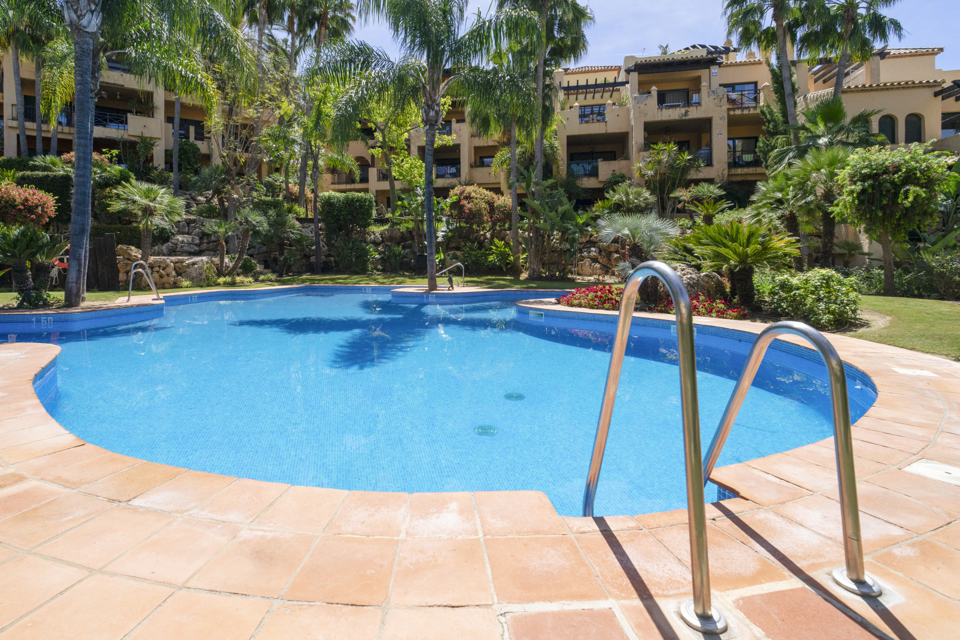 Piso de 2 Dormitorios en venta en El Paraíso, Estepona