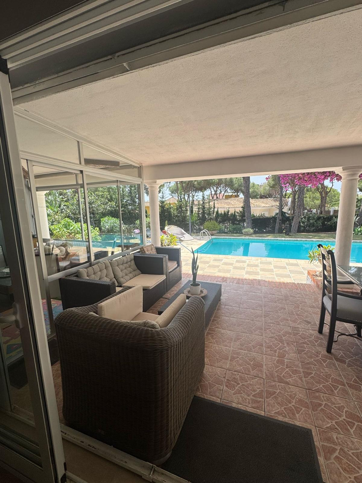 Casa de 4 Dormitorios en venta en Las Chapas, Marbella