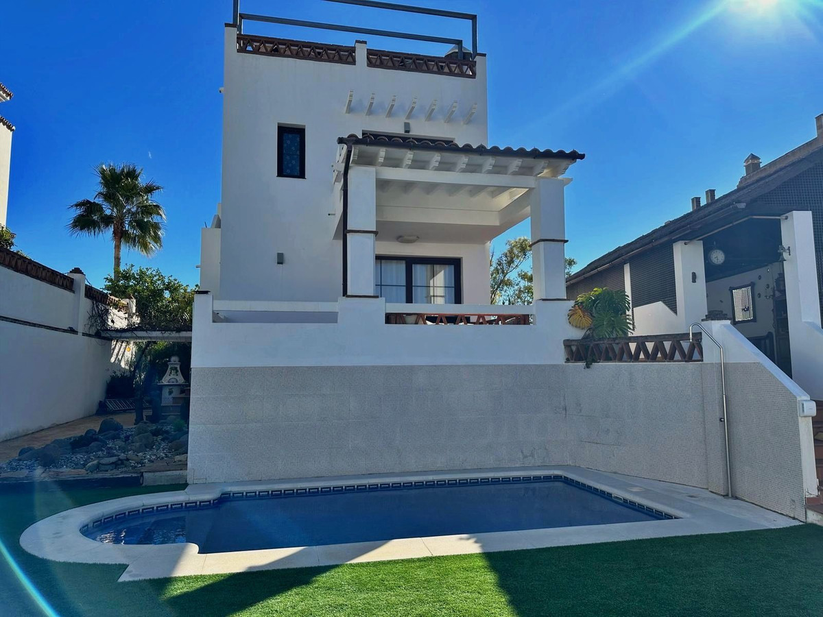 Casa de 5 Dormitorios en venta en Nueva Milla de Oro, Estepona