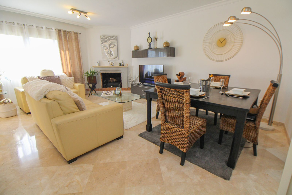 Piso de 2 Dormitorios y 2 Baños en venta en Elviria, Marbella
