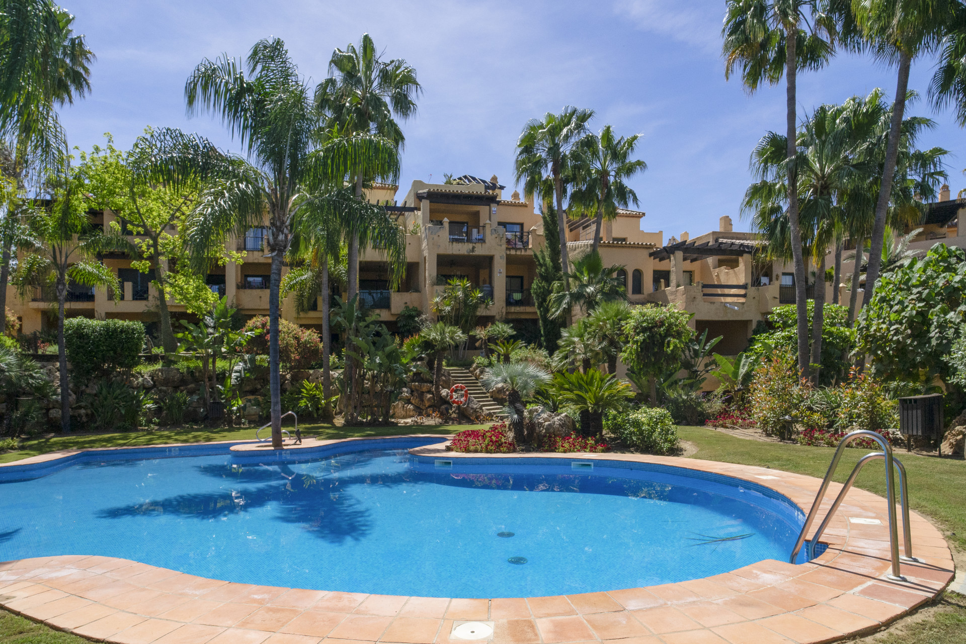 Piso de 2 Dormitorios en venta en El Paraíso, Estepona