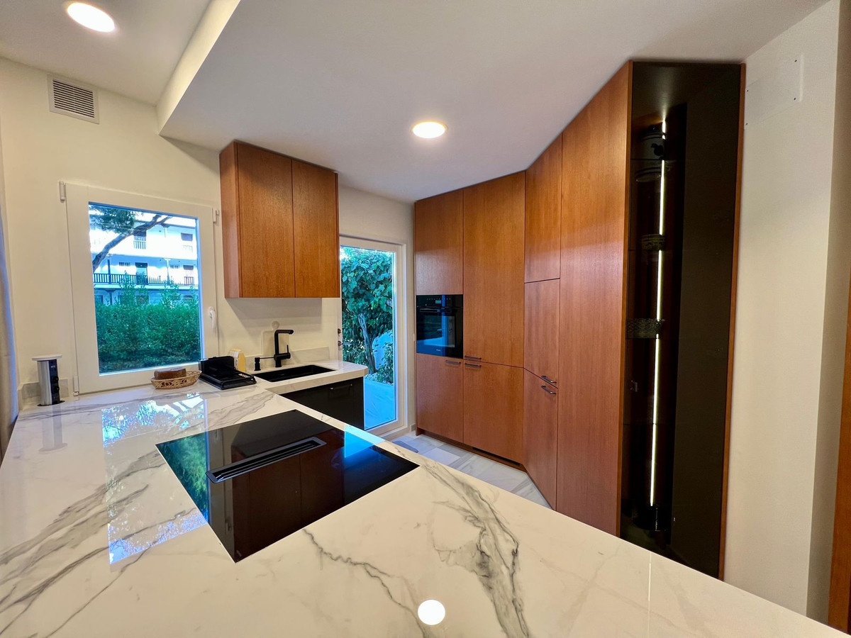 Piso de 3 Dormitorios y 2 Baños en venta en Milla de Oro, Marbella