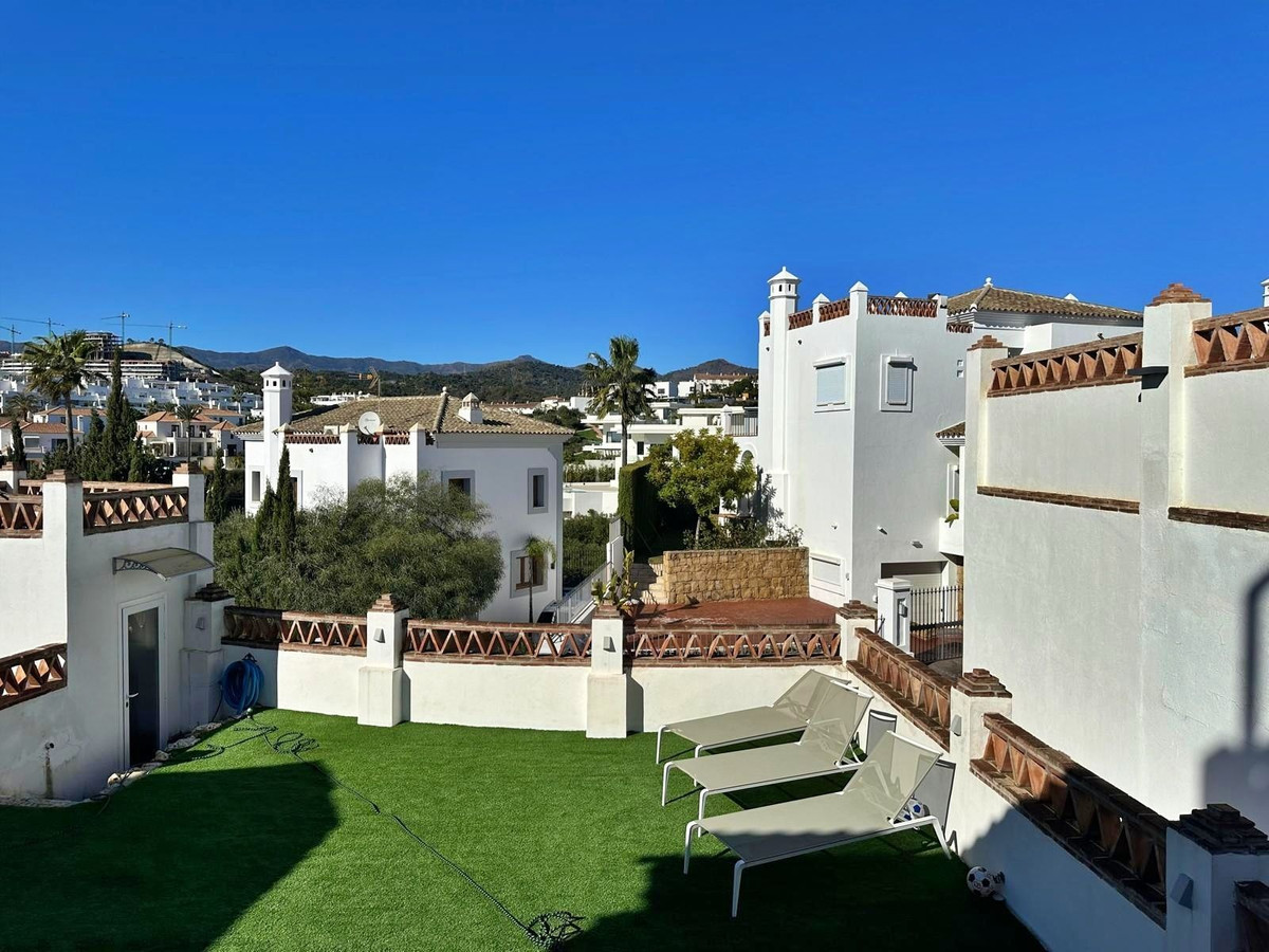 Casa de 5 Dormitorios en venta en Nueva Milla de Oro, Estepona