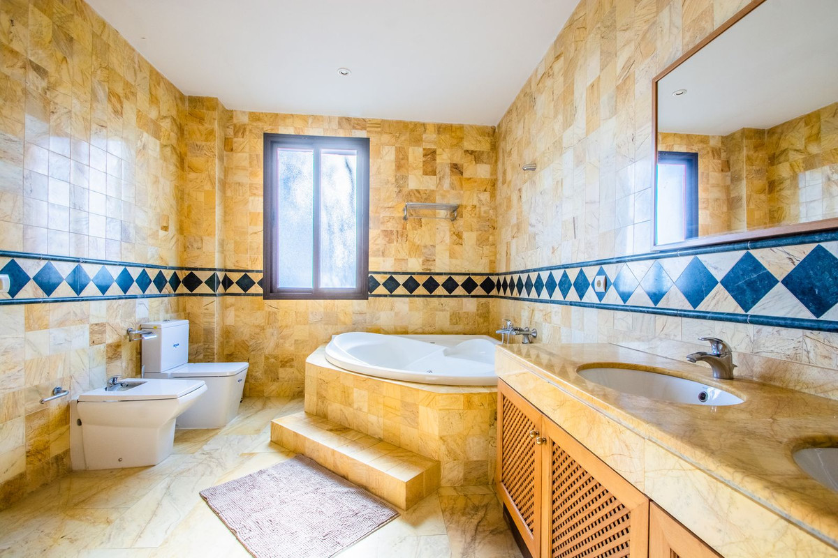 Ático de 2 Dormitorios y 2 Baños en venta en Cancelada, Estepona