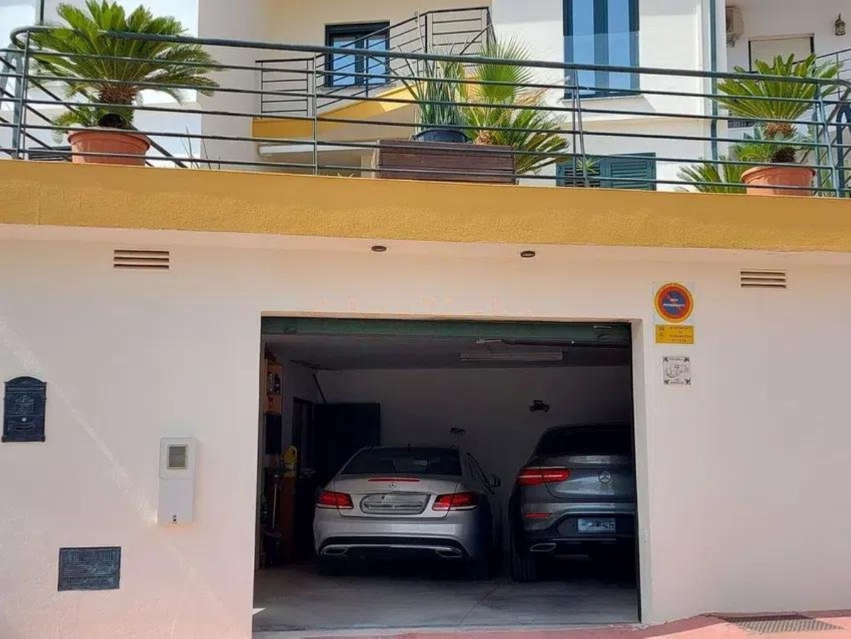 Casa Adosada de 3 Dormitorios en venta en Benalmádena