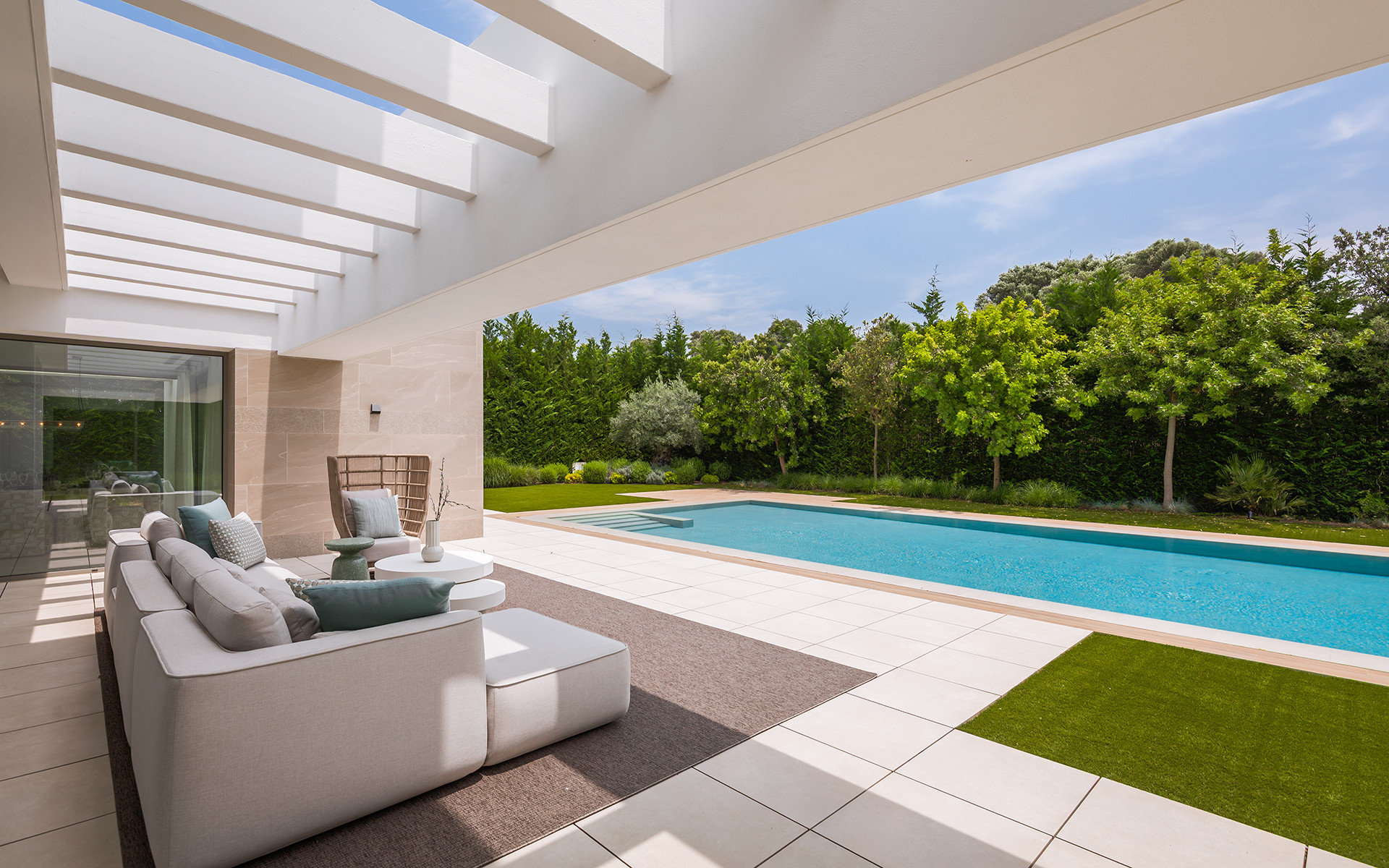 Casa de 5 Dormitorios en venta en El Paraíso, Estepona
