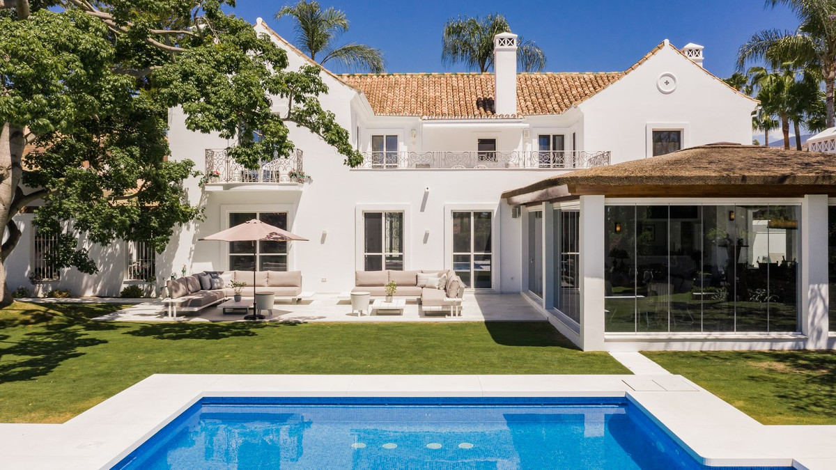 Casa de 6 Dormitorios y 6 Baños en venta en Nueva Andalucía, Marbella