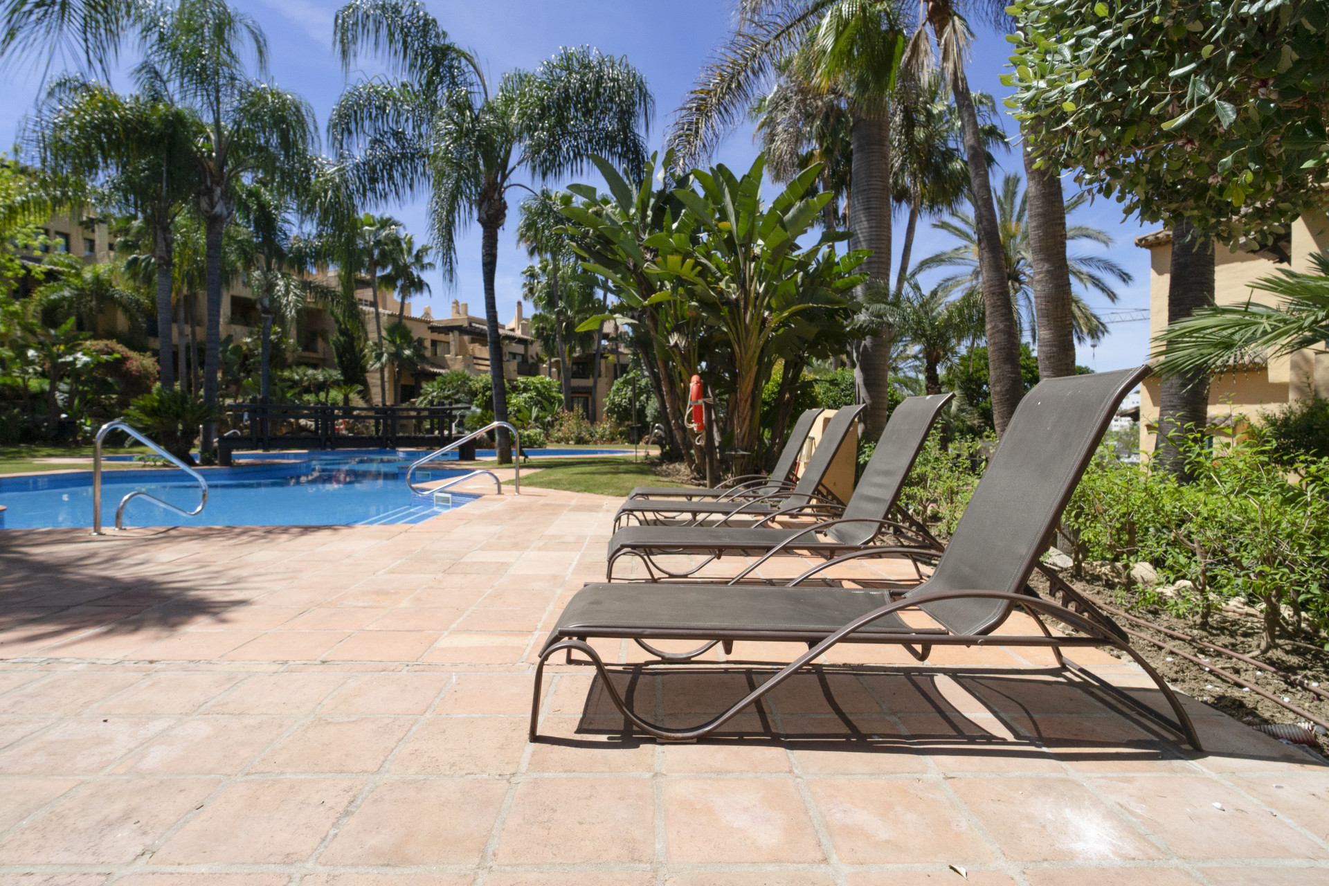 Piso de 2 Dormitorios en venta en El Paraíso, Estepona