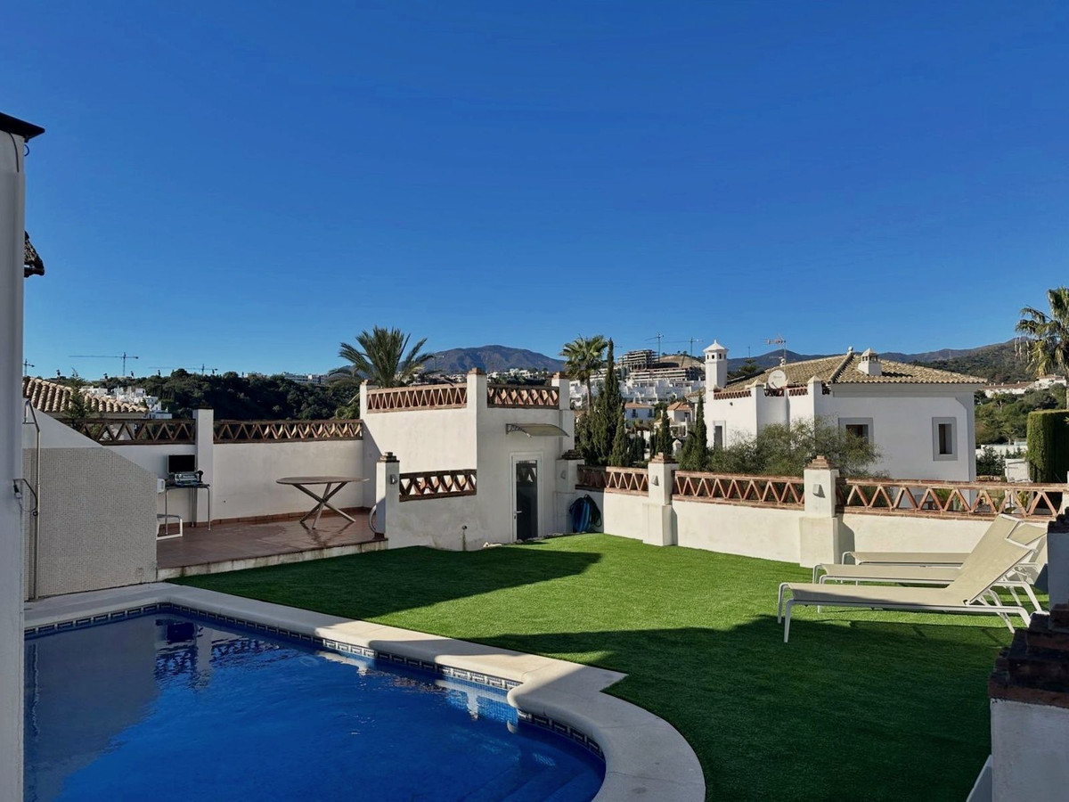 Casa de 5 Dormitorios en venta en Nueva Milla de Oro, Estepona