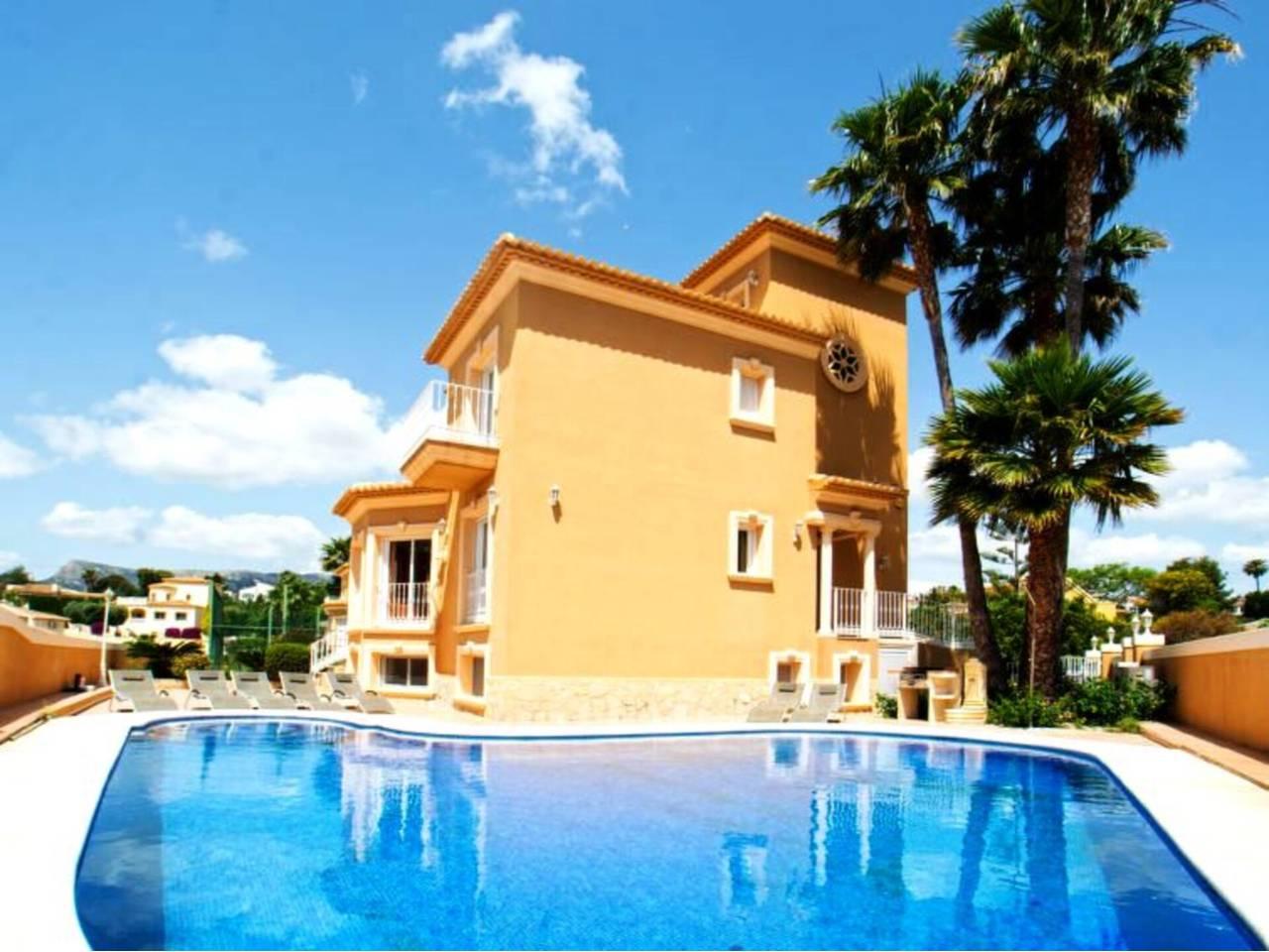 Casa Adosada de 8 Dormitorios y 6 Baños en venta en Calp