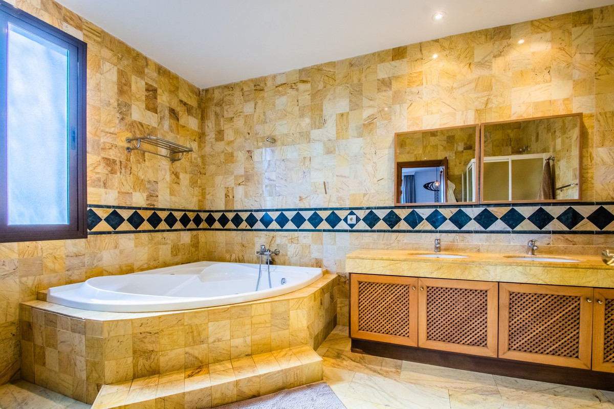 Ático de 2 Dormitorios y 2 Baños en venta en Cancelada, Estepona