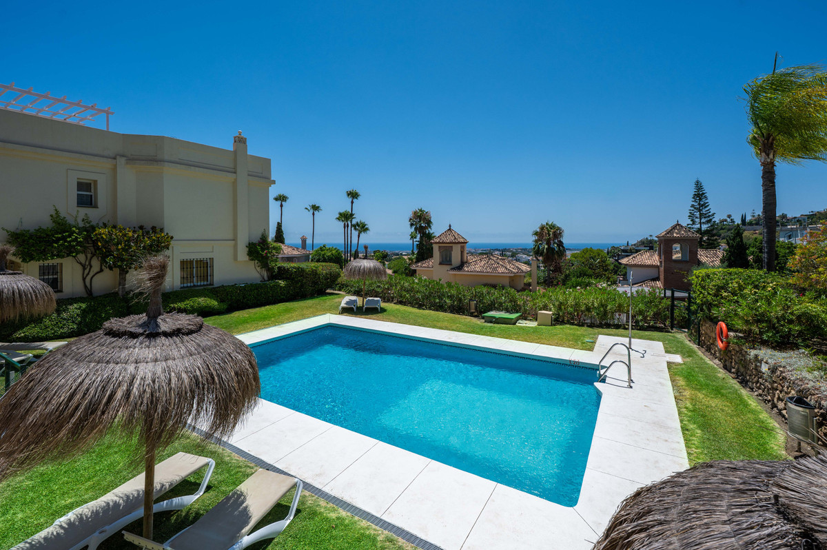 Casa Adosada de 3 Dormitorios en venta en La Quinta, Benahavís