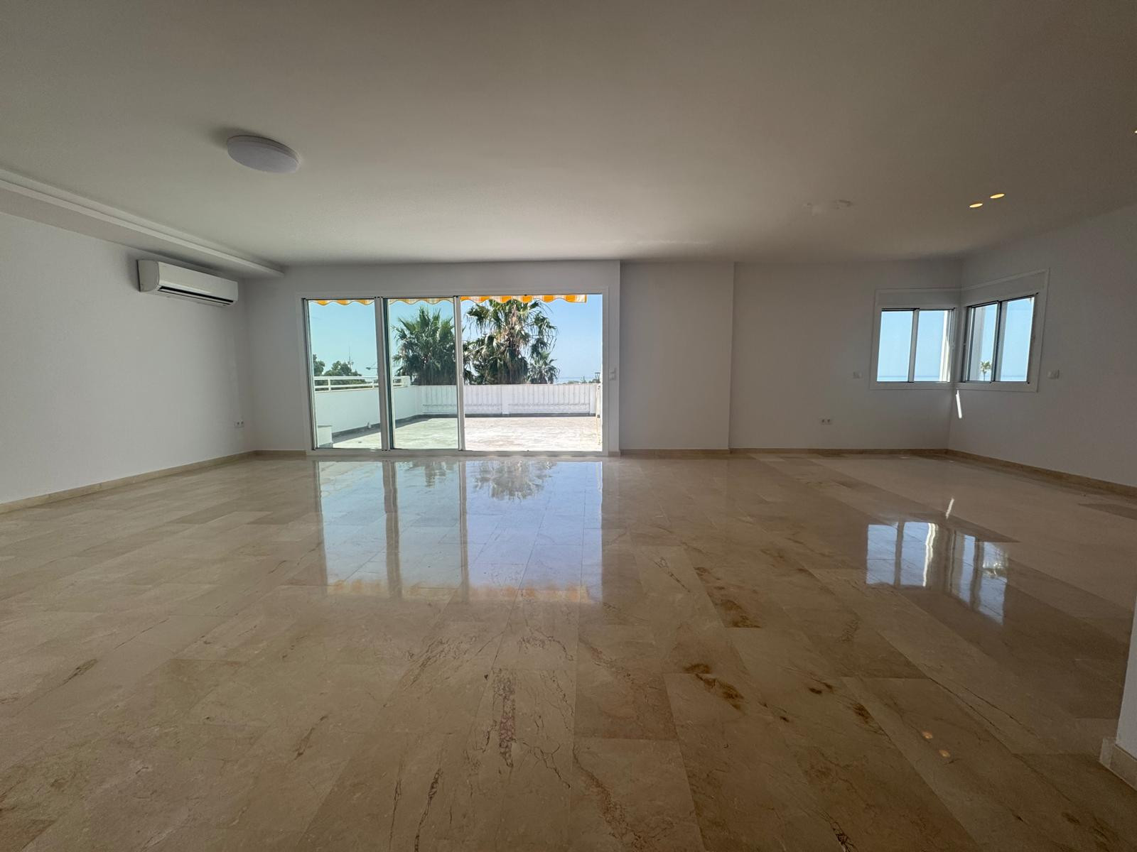 Piso de 3 Dormitorios y 2 Baños en venta en Estepona