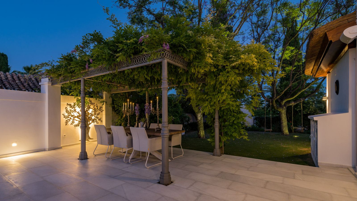 Casa de 6 Dormitorios y 6 Baños en venta en Nueva Andalucía, Marbella