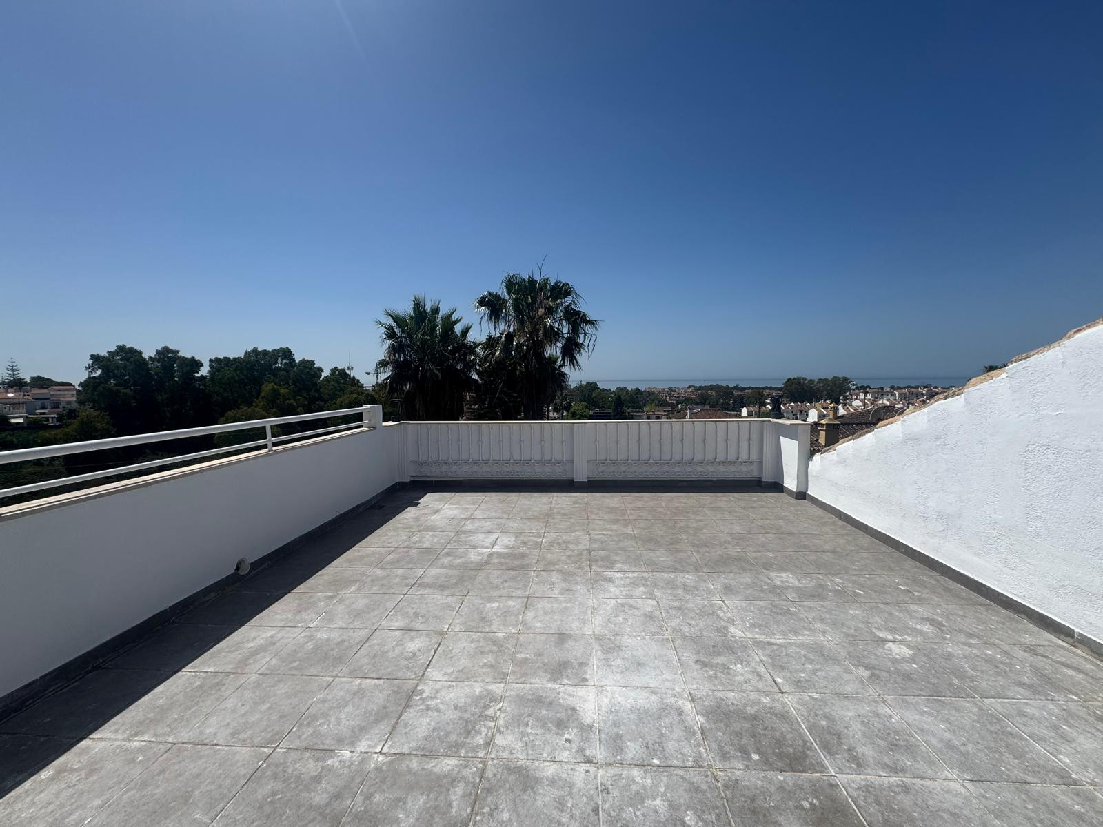 Piso de 3 Dormitorios y 2 Baños en venta en Estepona