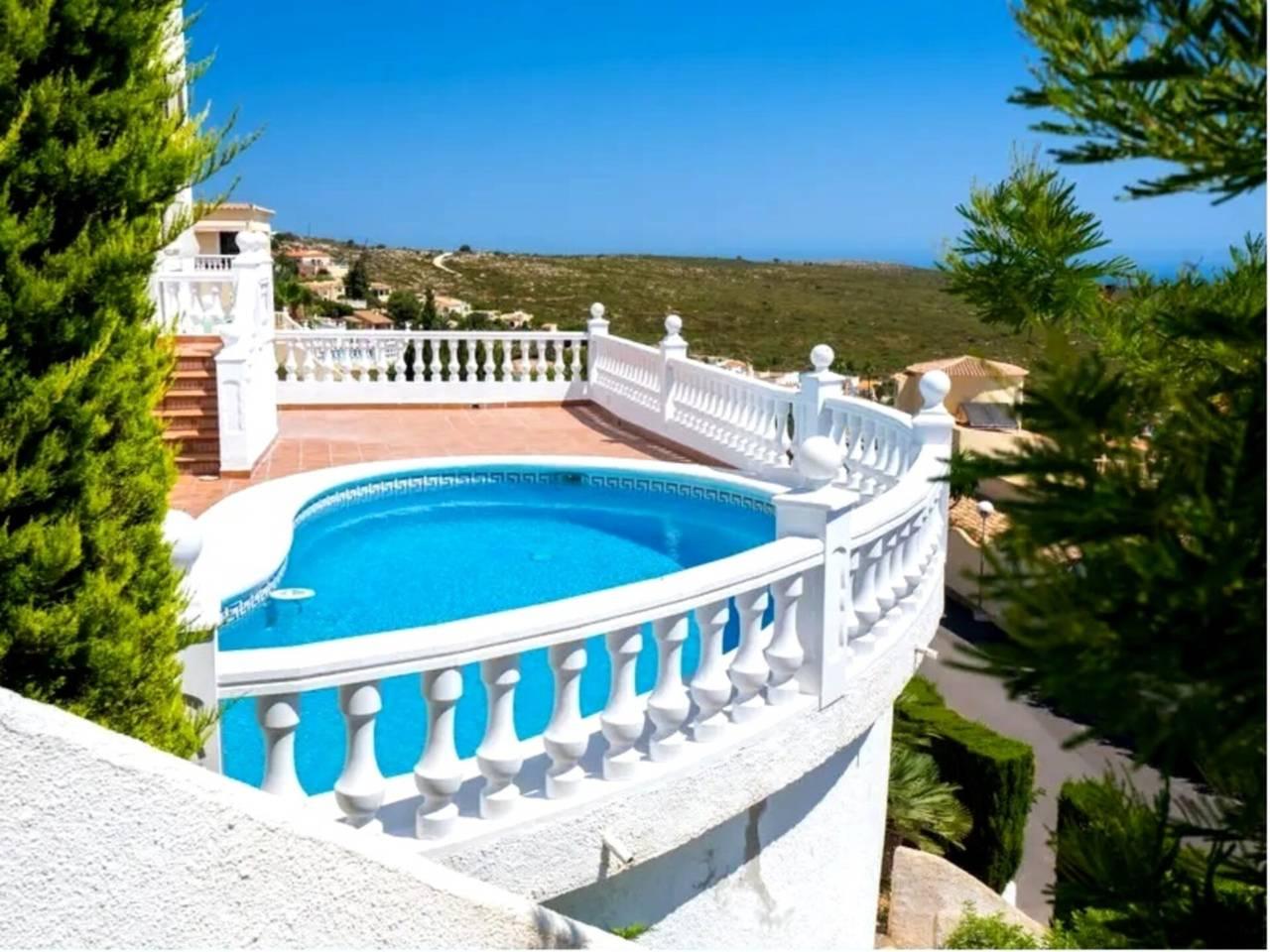 Casa Adosada de 5 Dormitorios y 4 Baños en venta en Moraira