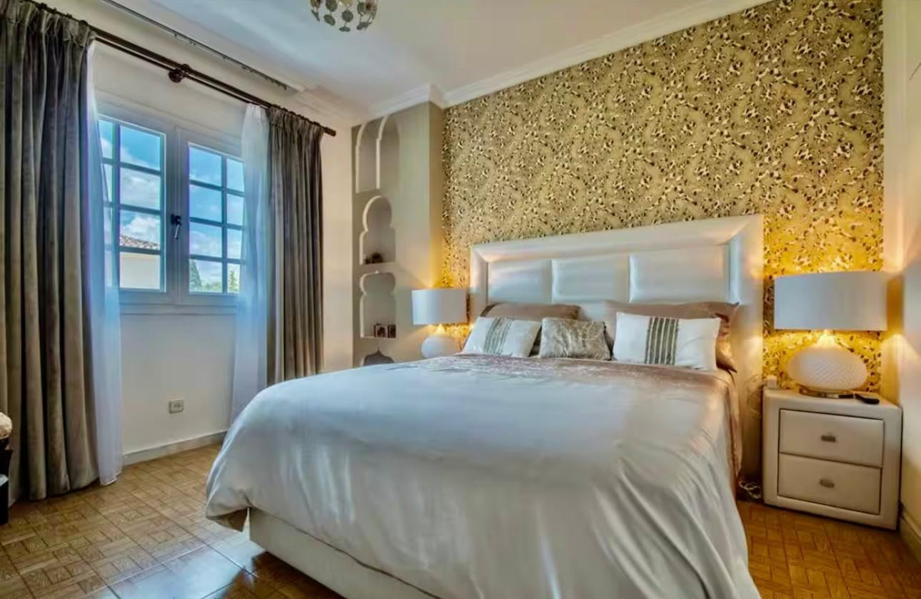 Casa de 5 Dormitorios y 5 Baños en venta en Puerto Banús, Marbella